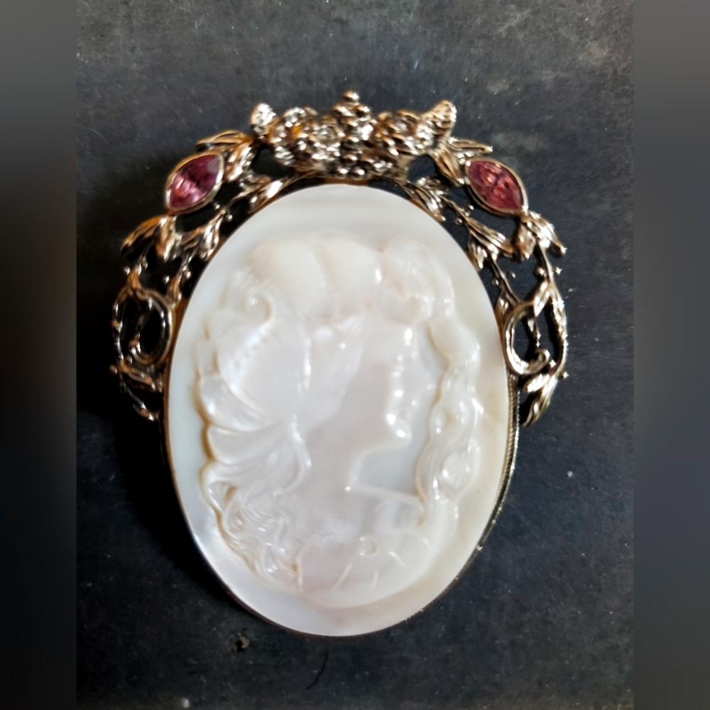 Gorgeous Shell lady brooch
